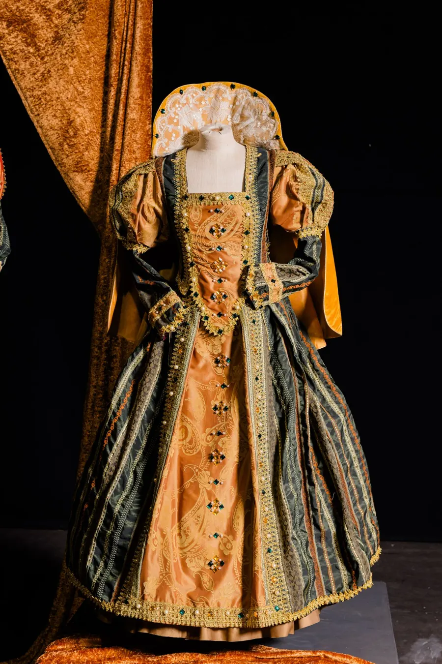Abito rinascimentale da donna in broccato arancio e oro con bande verdi, perle e colletto di pizzo, realizzato su misura