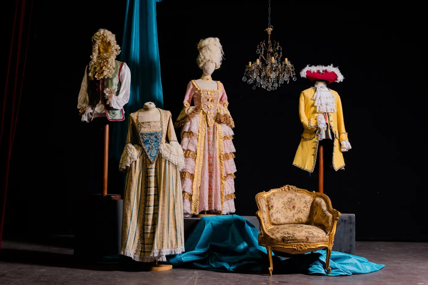 Costumi storici su un palcoscenico, pronti per rievocazioni e cortei