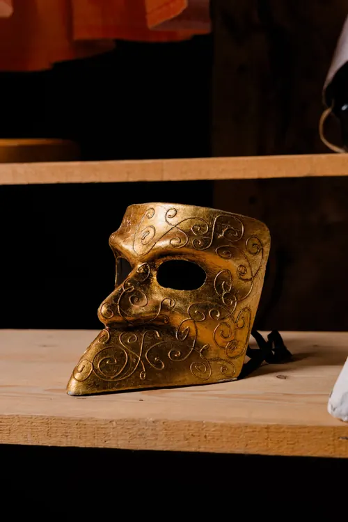 Maschera veneziana in foglia d'oro con decori a spirale