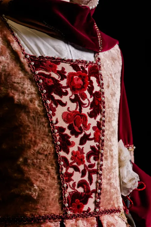 Farsetto in velluto rosa e cremisi con pettorina in broccato a fiori e bordo di perle cucite a mano